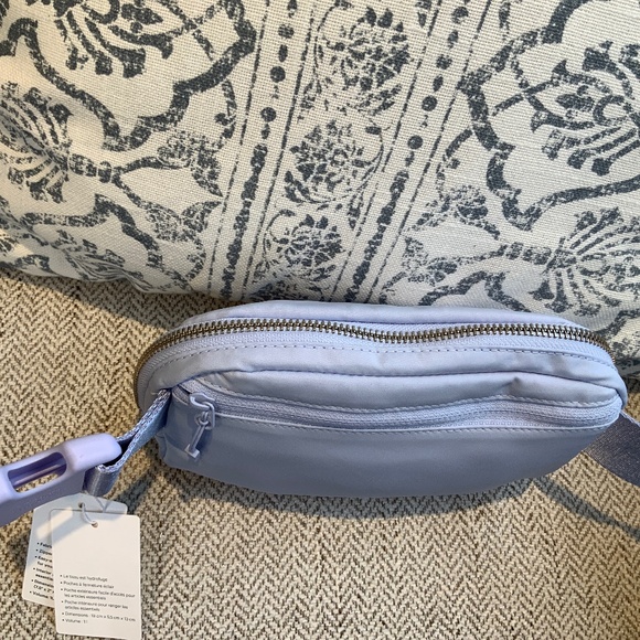 NWT PASTEL BLUE Lululemon Everywhere Belt Bag with Metal Hardware Zipper - Picture 4 of 11